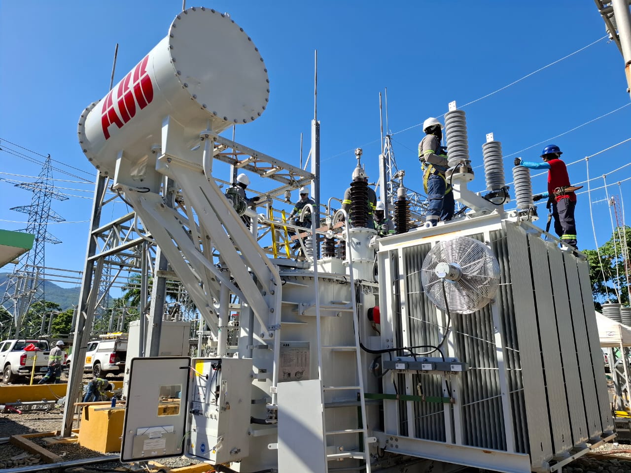 EDENORTE optimiza suministro eléctrico en Playa Dorada con la instalación de un nuevo transformador
