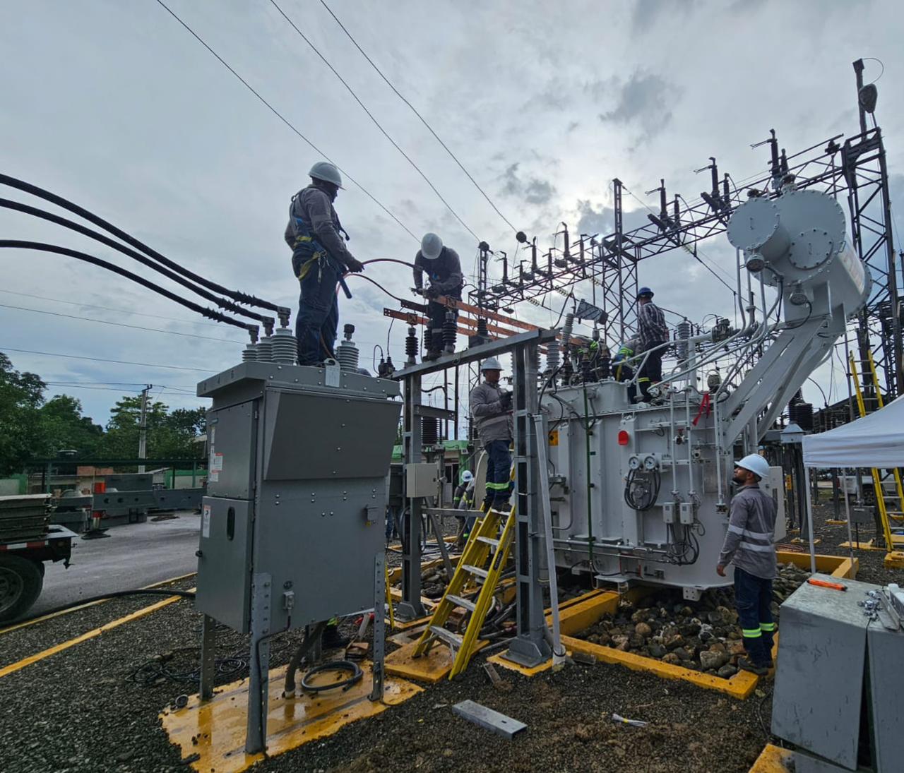 EDENORTE instala nuevo transformador en Pimentel, Duarte
